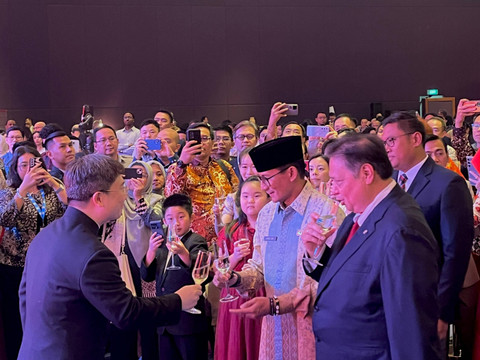 Menko Airlangga Hartanto, Menparekraf Sandiaga, dan Kuasa Usaha Ad Interim China Zhou Kan di Perayaan 75 Tahun Republik Rakyat China di Hotel Raffles Jakarta Selatan pada Kamis (19/9/2024). Foto: Tiara Hasna/kumparan