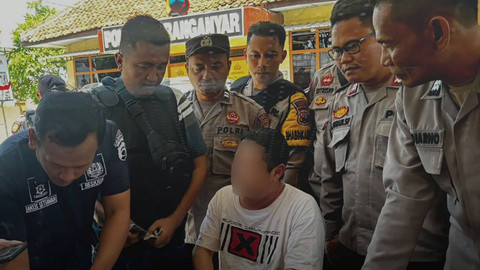 Sunarwan (60 tahun), pengemudi Honda BR-V yang melakukan aksi koboi di jalan dengan menembak ban mobil Mitsubishi Pajero diamankan polisi. Foto: Instagram/ @polresdemak_