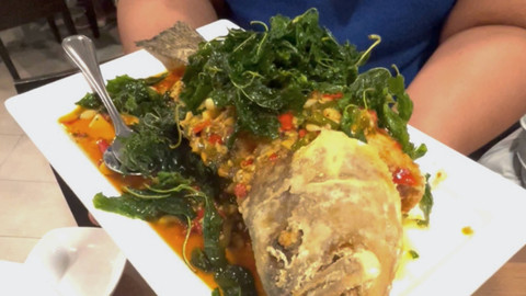 Hidangan kerapu goreng dengan daun tulsi di Somboon Seafood Bantadthong, Bangkok. Foto: Gadi Kurniawan Makitan/kumparan