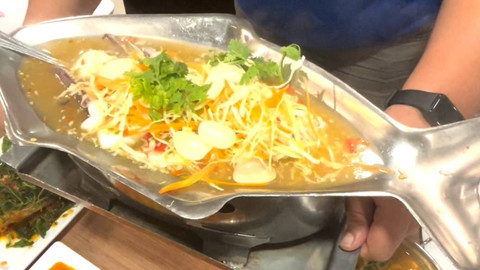 Hidangan cumi jeruk nipis di Somboon Seafood Bantadthong, Bangkok. Foto: Gadi Kurniawan Makitan/kumparan