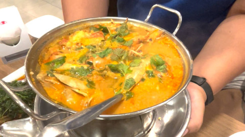 Hidangan tom yum goong di Somboon Seafood Bantadthong, Bangkok. Foto: Gadi Kurniawan Makitan/kumparan