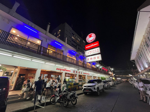 Mobil yang sudah memenuhi area depan Somboon Seafood Bangkok saat jam makan malam. Foto: Gadi Kurniawan Makitan/kumparan