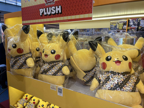 Plush toys Pokemon berkemeja batik. Foto: Gitario Vista Inasis/kumparan