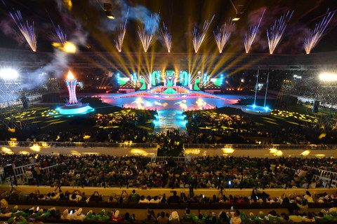 Suasana pesta kembang api memeriahkan penutupan PON XXI Aceh-Sumut 2024 di Stadion Utama Sumatera Utara, Sumut Sport Centre, Deli Serdang, Sumatera Utara, Jumat (20/9/2024). Foto: ANTARA FOTO/Iggoy el Fitra