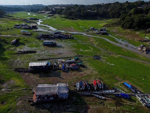 Foto udara perahu terdampak di Danau Aleixo yang kekeringan di Negara Bagian Amazon, Brasil, Jumat (20/9/2024).  Foto: Michael Dantas/AFP