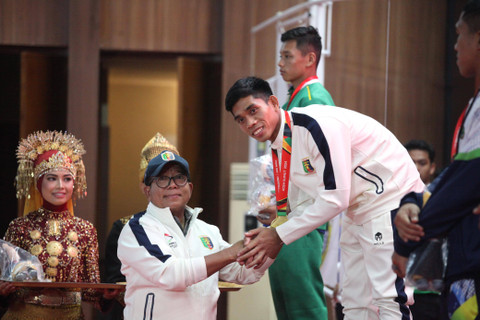 Pemberian ucapan selamat oleh Pj. Gubernur Lampung, Samsudin kepada atlet Muaythai dari Lampung, Abdul Muis yang berhasil meraih mendali emas | Foto : Ist