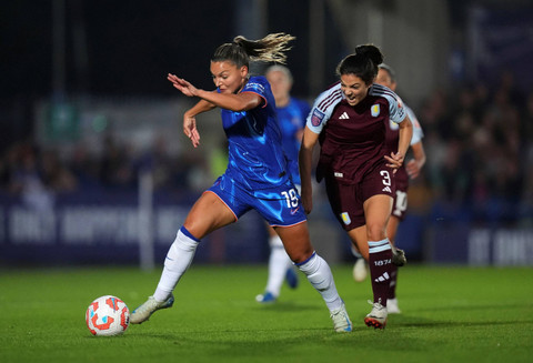 Johanna Rytting Kaneryd dari Chelsea, kiri, dan Paula Tomas dari Aston Villa berebut bola dalam pertandingan sepak bola Women's Super League di Kingsmeadow, Kingston upon Thames, Inggris, Jumat 20 September 2024. Foto: John Walton/PA via AP