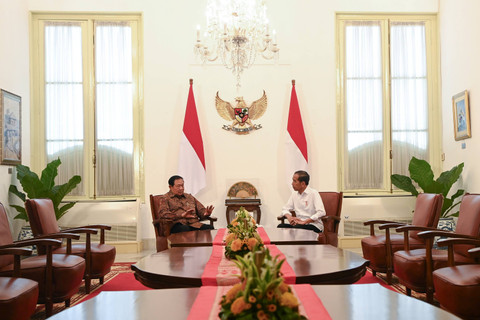 Presiden Joko Widodo (kanan) berbincang dengan Presiden ke-6 Susilo Bambang Yudhoyono (SBY) saat mengadakan pertemuan di Istana Merdeka, Jakarta, Sabtu (21/9/2024). Foto: Sigid Kurniawan/ANTARA FOTO 
