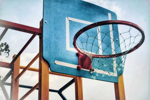 Ilustrasi Jelaskan awal masuknya pertandingan bola basket ke Indonesia, sumber gambar: Unsplash/Sasha Ellaiz
