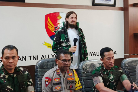 Pilot Susi Air Phillip Mark Mehrtens berbicara dalam konferensi pers terkait pembebasan dirinya dari penyanderaan Tentara Pembebasan Nasional Papua Barat-Organisasi Papua Merdeka (TPNPB-OPM) di Kabupaten Mimika, Papua Tengah, Sabtu (21/9/2024). Foto: Marcell/Antara Foto