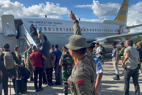 Sejumlah petugas memasuki pesawat Boeing 737-200 dengan nomer registrasi AI-7301 milik TNI AU untuk membawa pilot Susi Air Phillip Mark Mehrtens ke Jakarta dari Pangkalan TNI AU Yohanis Kapiyau Timika, di Kabupaten Mimika, Papua Tengah, Sabtu (21/9). Foto: Marcell/Antara Foto