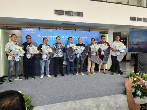 Penyerahan secara simbolis Aion Y Plus kepada konsumen di Diler Aion Daan Mogot, Jakarta Barat, Sabtu (21/9/2024). Foto: Fitra Andrianto/kumparan