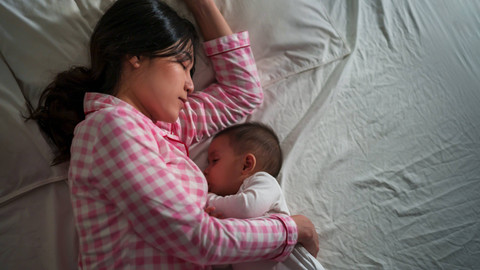 Ilustrasi ibu menyusui ketiduran. Foto: Shutterstock