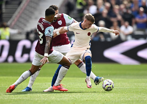 Cole Palmer dari Chelsea (kanan) berusaha melewati Max Kilman dari West Ham United dan Emerson Palmieri  dalam Liga Premier Stadion London, London, Inggris - 21 September 2024. Foto: Reuters/Andrew Couldridge