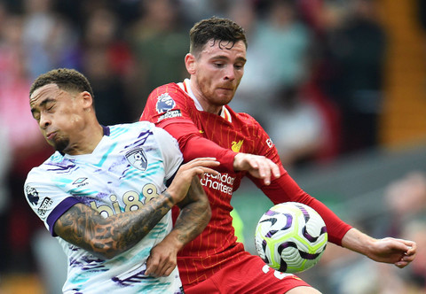 Marcus Tavernier dari AFC Bournemouth beraksi dengan pemain Liverpool Andrew Robertson. Foto: REUTERS/Peter Powell
