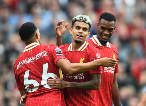 Pemain Liverpool Luis Diaz merayakan gol kedua mereka bersama Trent Alexander-Arnold dan Ryan Gravenberch. Foto: REUTERS/Peter Powell
