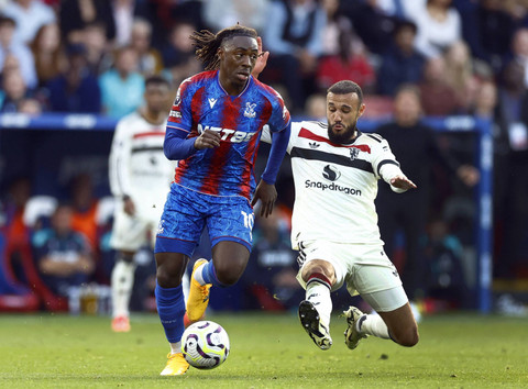Eberechi Eze duel dengan Noussair Mazraoui saat Crystal Palace vs Manchester United dalam matchday 5 Liga Inggris 2024/25 di Stadion Selhurst Park, Sabtu (21/9) malam WIB. Foto: Action Images via Reuters/Peter Cziborra