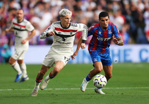 Duel Alejandro Garnacho dengan Daniel Munoz saat Crystal Palace vs Manchester United dalam matchday 5 Liga Inggris 2024/25 di Stadion Selhurst Park, Sabtu (21/9) malam WIB. Foto: REUTERS/Ian Walton