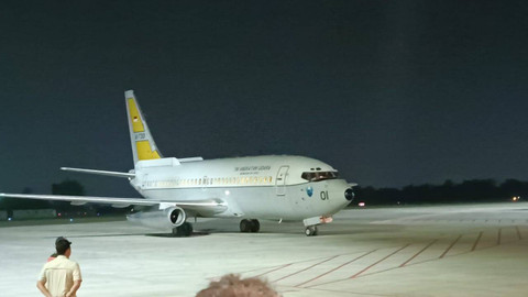 Pesawat TNI Angkatan Udara yang membawa Pilot Susi Air, Kapten Philip Mark Mehrtens tiba di Bandara Halim Perdanakusuma, Jakarta Timur, Sabtu (21/9) malam. Foto: Fadlan Nuril Fahmi/kumparan