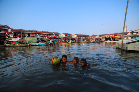 Sejumlah anak berenang di Muara Angke, Jakarta Utara. Foto: Iqbal Firdaus/kumparan