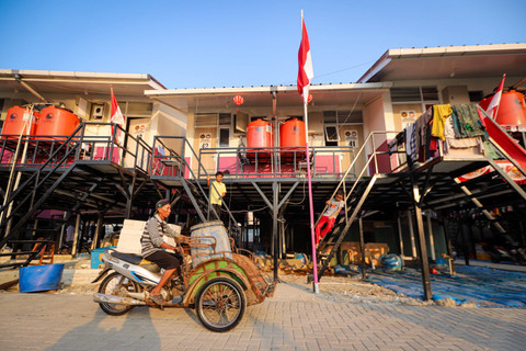 Sejumlah nelayan beraktivitas di Muara Angke, Jakarta Utara. Foto: Iqbal Firdaus/kumparan