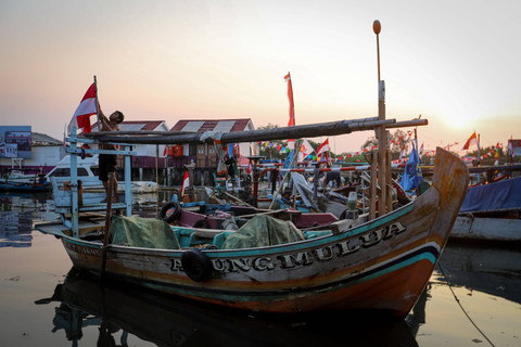 Sejumlah nelayan beraktivitas di Muara Angke, Jakarta Utara. Foto: Iqbal Firdaus/kumparan