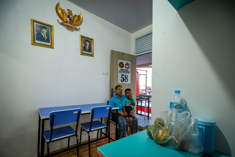 Warga berpose di dalam rumah apung di Muara Angke, Jakarta Utara. Foto: Iqbal Firdaus/kumparan