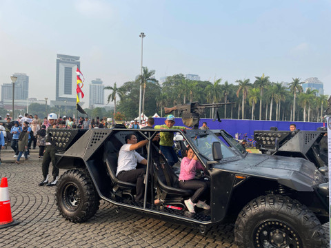 Masyarakat berfoto bersama dengan alutsista TNI dalam rangkaian perayaan HUT ke-79 TNI di kawasan Monas, Jakarta, Minggu (22/9/2024). Foto: Fadhil Pramudya/kumparan
