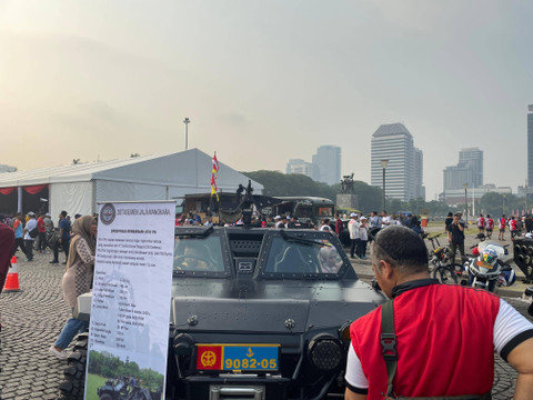 Masyarakat berfoto bersama dengan alutsista TNI dalam rangkaian perayaan HUT ke-79 TNI di kawasan Monas, Jakarta, Minggu (22/9/2024). Foto: Fadhil Pramudya/kumparan