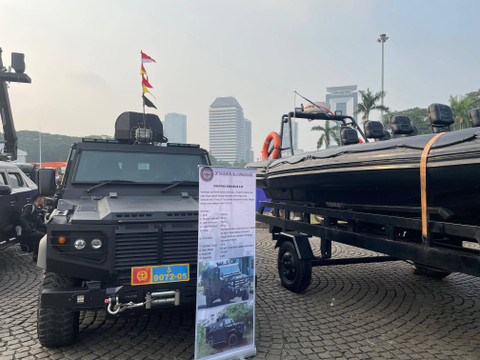 Masyarakat berfoto bersama dengan alutsista TNI dalam rangkaian perayaan HUT ke-79 TNI di kawasan Monas, Jakarta, Minggu (22/9/2024). Foto: Fadhil Pramudya/kumparan