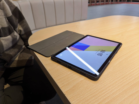 Tablet Samsung yang kini digunakan Andrea untuk komunikasi sehari-hari. Foto: Rizki Baiquni Pratama/kumparan