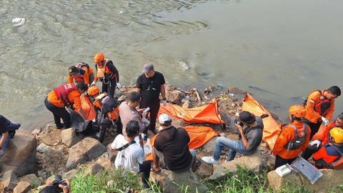 Evakuasi 7 mayat di Kali Bekasi. Foto: SAR Jakarta