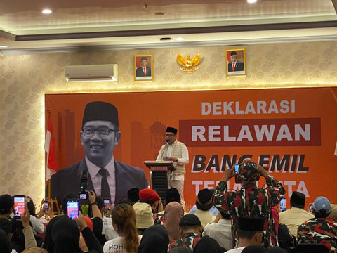 Bakal Calon Gubernur Jakarta Ridwan Kamil berikan sambutan dan orasinya di depan Relawan Bang Emil Teman Kita di Favehotel, Jakarta Timur pada Minggu (22/9/2024). Foto: Abid Raihan/kumparan