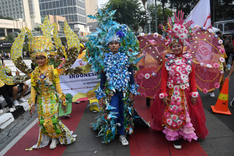 Relawan dari World Clean Up Indonesia mengenakan kostum berbahan sampah saat aksi kampanye lingkungan di car free day (CFD), Jakarta, Minggu (22/9/2024). Foto: Akbar Nugroho Gumay/ANTARA FOTO