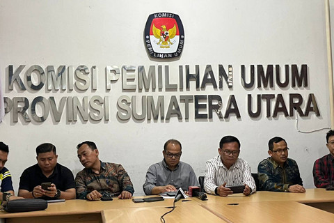 Ketua KPU Sumut Agus Arifin (tengah) usai rapat pleno penetapan paslon Pilgub Sumut pada Minggu (22/9/2024).  Foto: Tri Vosa/kumparan