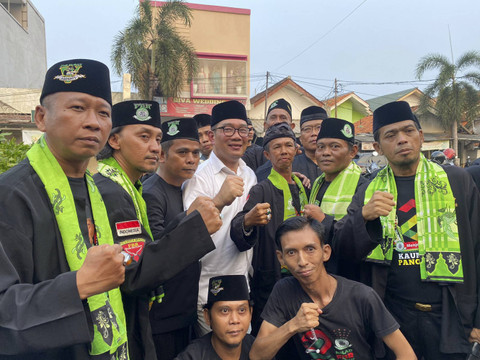 Suasana saat Ridwan Kamil akan tinggalkan kediaman Lutfi Hakim. Ia diajak foto warga dan jawara FBR di Cakung, Jakarta Timur pada Minggu (22/9/2024). Foto: Abid Raihan/kumparan