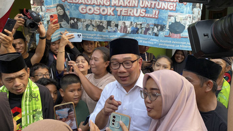 Suasana saat Ridwan Kamil akan tinggalkan kediaman Lutfi Hakim. Ia diajak foto warga dan jawara FBR di Cakung, Jakarta Timur pada Minggu (22/9/2024). Foto: Abid Raihan/kumparan