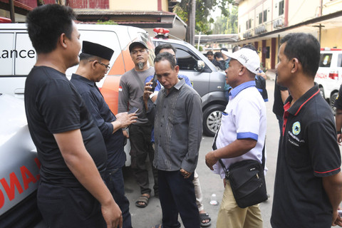 Sejumlah warga diduga keluarga dan kerabat korban tenggelam di Kali Bekasi mendatangi RS Polri, Kramat Jati, Jakarta, Minggu (22/9/2024). Foto: Akbar Nugroho Gumay/ANTARA FOTO