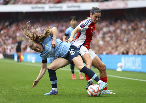 Pemain Manchester City, Jessica Park, beraksi dengan pemain Arsenal, Mariona Caldentey pada Liga Super Wanita antara Arsenal melawan Manchester City di Stadion Emirates, London, Inggris, Minggu (22/9/2024). Foto: Andrew Boyers/REUTEURS