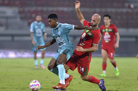 Pesepak bola Persebaya Surabaya Mohammed Rashid (kanan) berusaha menghadang pesepak bola PSBS Biak Jeam Kelly Sroyer (kiri) saat pertandingan Liga 1 2024/2025 di Stadion Kapten I Wayan Dipta, Gianyar, Bali, Minggu (22/9/2024). Foto: Fikri Yusuf/ANTARA FOTO