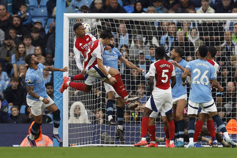 Detik-detik Gabriel Magalhaes cetak gol saat Man City vs Arsenal dalam lanjutan Liga Inggris 2024/25 di Stadion Etihad, Manchester, Inggris, Minggu (22/9/2024). Foto: Jason Cairnduff/REUTERS