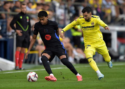 Duel Lamine Yamal dengan Alex Baena saat Villarreal vs Barcelona dalam laga pekan keenam Liga Spanyol 2024/25 di Estadio de la Ceramica, Minggu (22/9) malam WIB. Foto: REUTERS/Pablo Morano