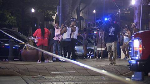 Penembakan massal terjadi di kawasan kelab malam Birmingha, Alabama, Amerika Serikat, pada Sabtu (21/9) Foto: AP Photo/ Vasha Hunt