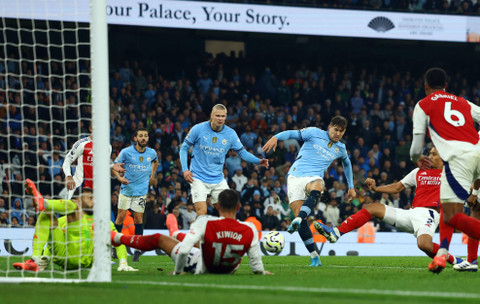 John Stones cetak gol saat Man City vs Arsenal dalam lanjutan Liga Inggris 2024/25 di Stadion Etihad, Manchester, Inggris, Minggu (22/9/2024). Foto: Molly Darlington/REUTERS