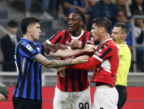 Cekcok Alessandro Bastoni dengan Tammy Abraham dan Alvaro Morata saat Inter vs AC Milan dalam laga pekan kelima Liga Italia 2024/25 di Stadion San Siro, Senin (23/9) dini hari WIB. Foto: REUTERS/Alessandro Garofalo