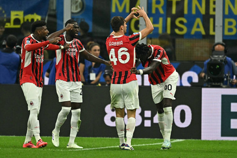 Selebrasi pemain AC Milan Matteo Gabbia usai mencetak gol ke gawang Inter Milan pada pertandingan Liga Italia di Stadion San Siro, Milan, Italia, Minggu (22/9). Foto: GABRIEL BOUYS / AFP