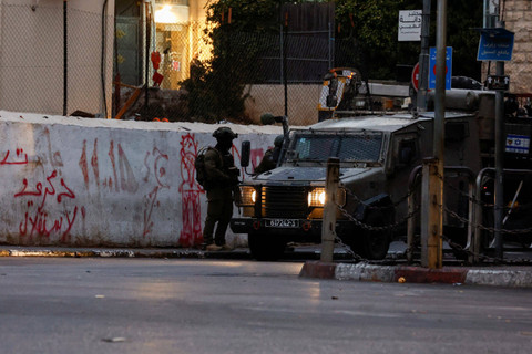 Kendaraan militer berpatroli di jalan di luar gedung tempat kantor Al Jazeera berada di Ramallah, Tepi Barat, Minggu (22/9/2024). Foto: Mohammed Torokman/REUTERS