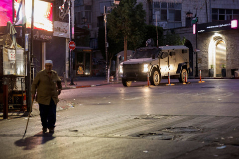 Kendaraan militer berpatroli di jalan di luar gedung tempat kantor Al Jazeera berada di Ramallah, Tepi Barat, Minggu (22/9/2024). Foto: Mohammed Torokman/REUTERS