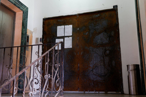 Pemandangan pintu masuk kantor Al Jazeera, setelah diserbu dan ditutup oleh pasukan Israel, di Ramallah, Tepi Barat, Minggu (22/9/2024). Foto: Mohammed Torokman/REUTERS