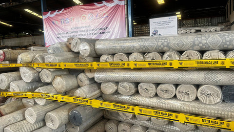 Ekspose temuan 2.939 unit sajadah dan karpet impor ilegal asal Turki di Kawasan Industri Jatake, Tangerang, Banten, Senin (23/9/2024). Foto: Widya Islamiati/kumparan